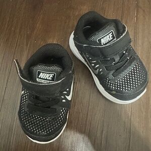 Toddler Nikes Flex 2016 Run, 3c, black and white athletic shoes